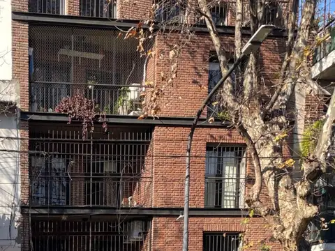 Departamento  2  ambientes  con balcón terraza  al  frente.  EN  VENTA