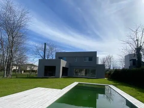 Casa en Venta con 6 cocheras