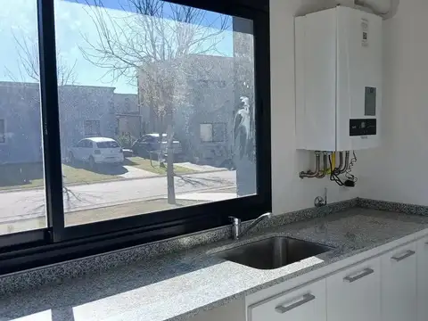 Casa en Alquiler con 1 cochera