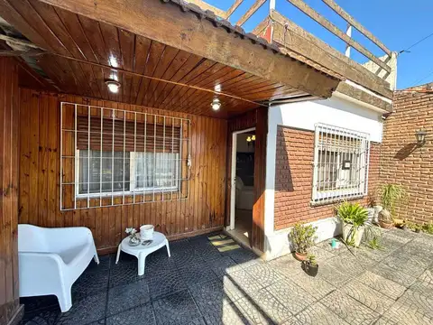 VENTA CASA 5 AMB CASTELAR NORTE- A REFACCIONAR