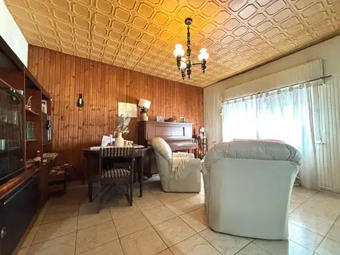 VENTA CASA 5 AMB CASTELAR NORTE- A REFACCIONAR