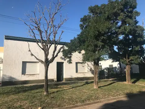 Amplia casa a refaccionar, céntrica, servicios.
