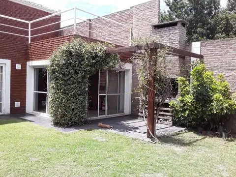 VENTA - CASA DE TRES DORMITORIOS APTO CRÉDITO - FISHERTON