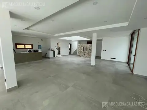 Casa 6 ambientes con 4 baños