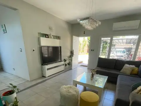 Casa 6 ambientes con 2 baños