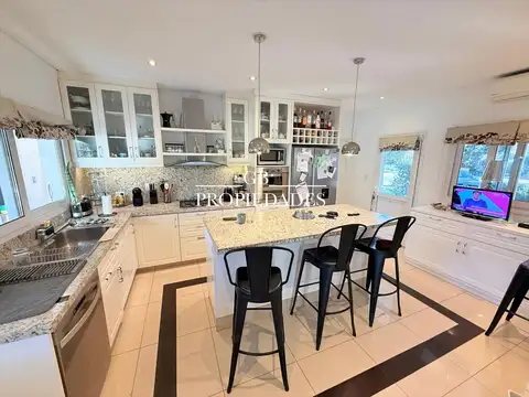 Casa en Venta con 6 cocheras