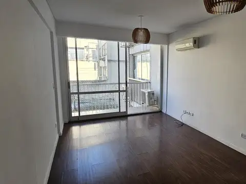 Montevideo  al 200 esquina Peron