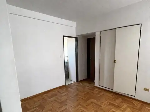 Departamento en Alquiler 3 Ambientes en Lateral en Martínez con Cochera Cubierta y Balcón