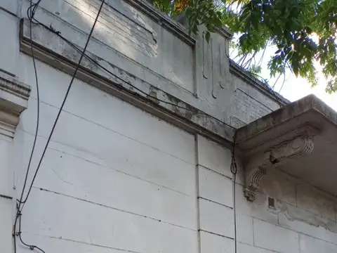 PH al contrafrente de 3 ambientes, patio y parrilla. Reciclado a nuevo