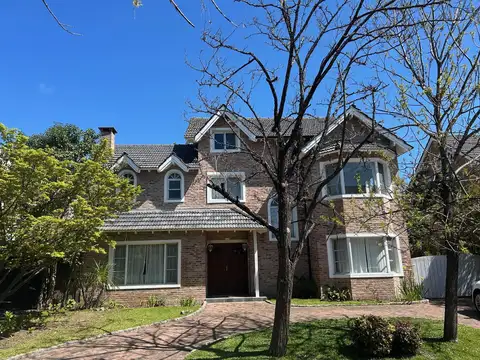 Lindisima casa en Barrio Cerrado La Escondida en venta, 4 dormitorios, pileta