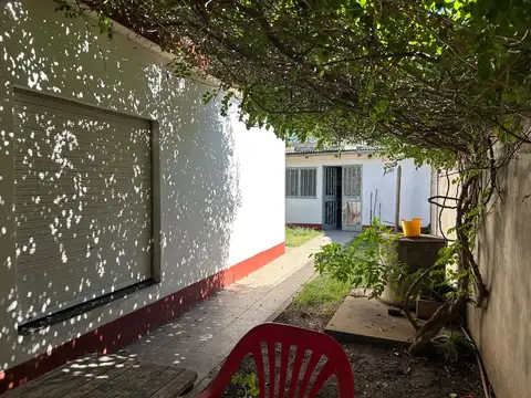 Venta casa con cochera y quincho en G. Baigorria.
