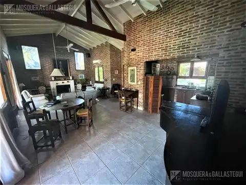 Casa 5 ambientes con 2 baños