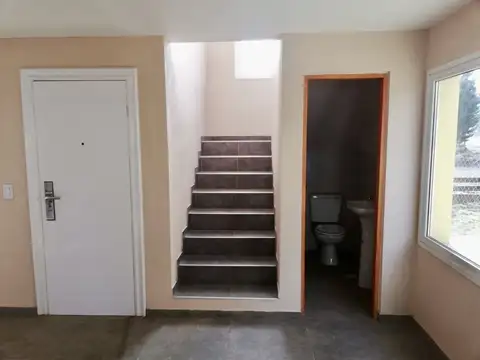 Moderno dúplex de tres ambientes, en dos plantas, con entrada pasante de auto y jardín libre.