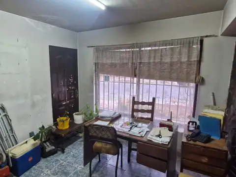 Casa 8 ambientes con 2 baños