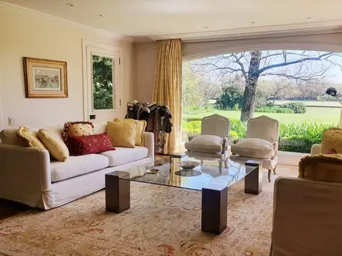 Casa 10 ambientes con 4 baños
