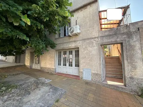 Casa céntrica a reciclar sobre excelente lote.