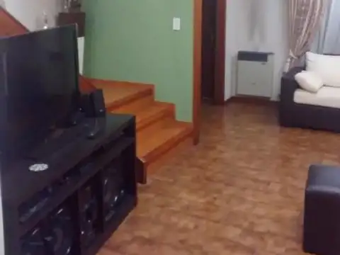 TRIPLEX 5 AMBIENTES CON COCHERA DOBLE ESCUCHA OFERTA