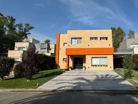 CASA 5 AMBIENTES VENTA BARRIO LAS CABAÑAS VILLAGE
