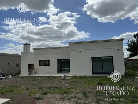 Casa 4 ambientes con 2 baños