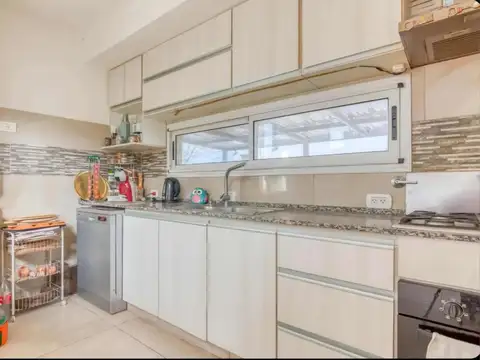 Casa en Venta con 4 cocheras