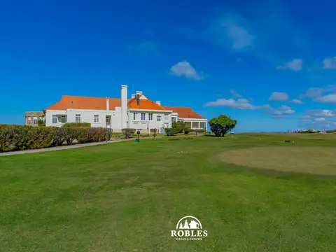 Lote en exclusivo entorno junto al Golf de Miramar.