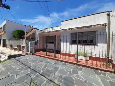 CASA EN PH AL FRENTE PARA RECICLAR (2 UNIDADES DE 3 AMBIENTES CADA UNA)