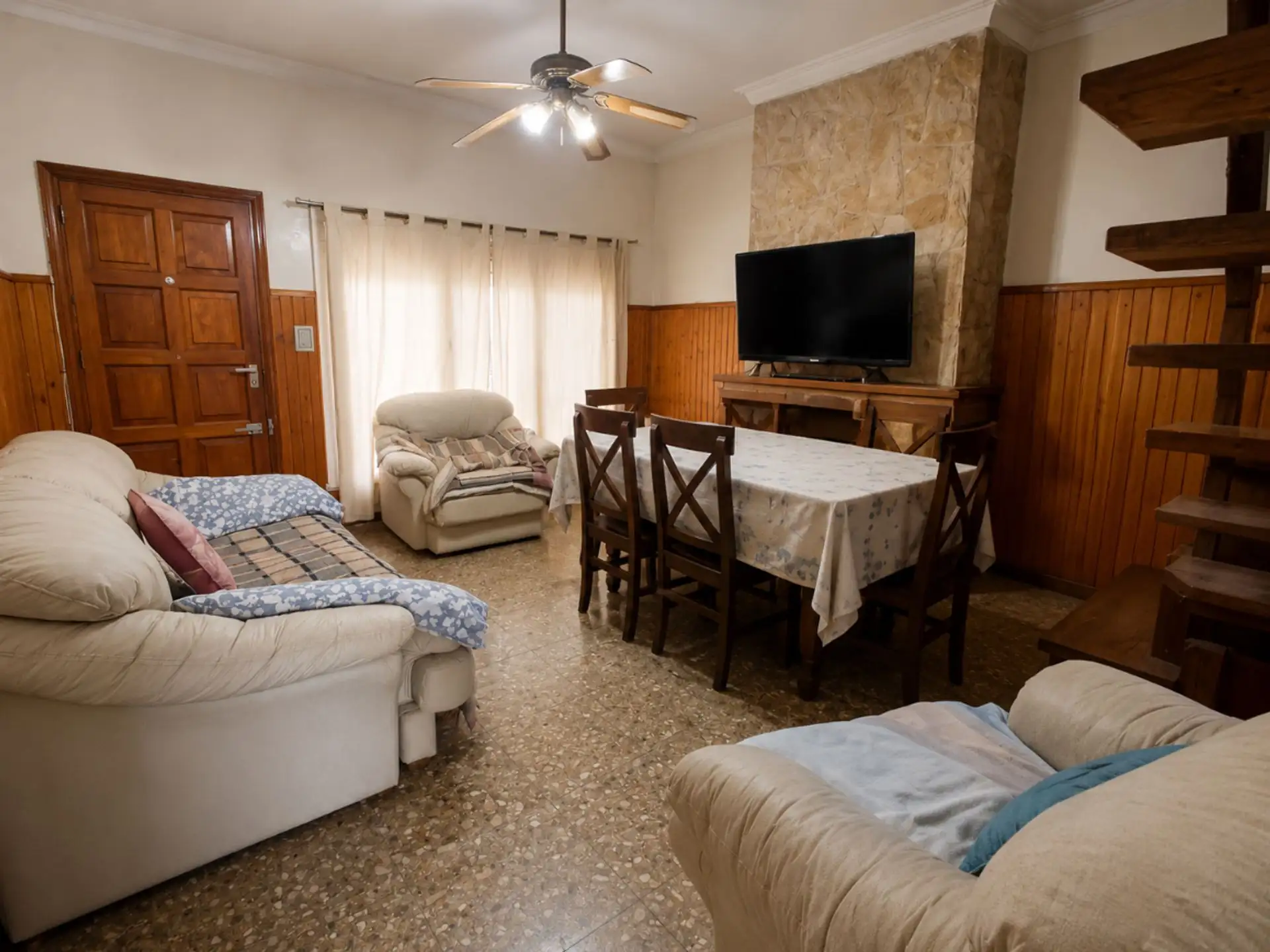 Casa en block sobre lote propio con parque Alfar