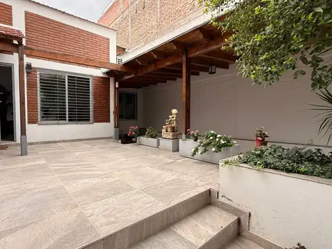 Casa En Venta Ciudad de Mendoza 3 Dormitorios cochera pasante patio 