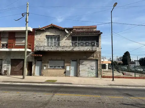 CASA PARA 2 FAMILIAS EN VENTA LANUS COCHERA JARDIN