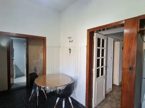 CASA EN BANFIELD EN BANFIELD CON PARQUE Y QUINCHO