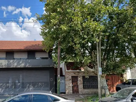 CASA EN BANFIELD EN BANFIELD CON PARQUE Y QUINCHO