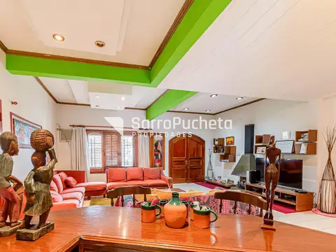 Casa en Venta con 2 cocheras