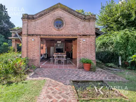 Casa 13 ambientes con 4 baños