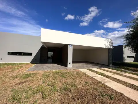 CASA EN  COUNTRY LA ARBOLADA HOLLYWOOD 3 DORMITORIOS