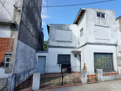 EXCELENTE  PH al frente de 3 ambientes con cochera y patio