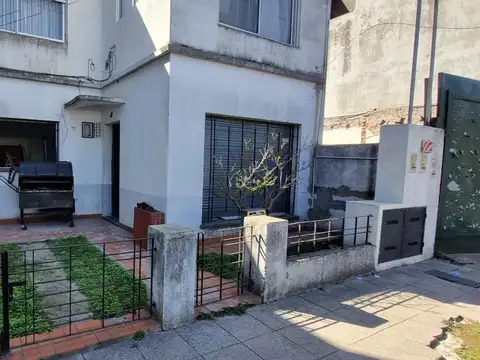EXCELENTE  PH al frente de 3 ambientes con cochera y patio