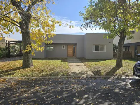 Casa en Venta 4 Ambientes en Santa Guadalupe - Pilar Del Este