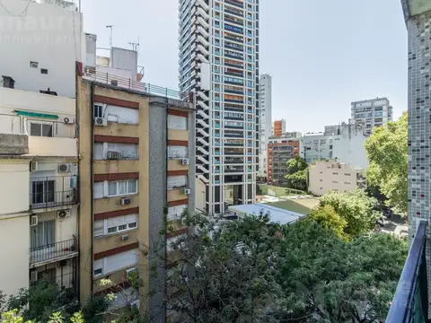 Departamento de 4 ambientes al frente piso alto en venta en Las Cañitas