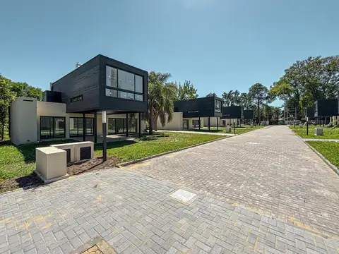 Casa de 2 dormitorios, 3 baños, 2 cocheras en complejo de casas en Funes