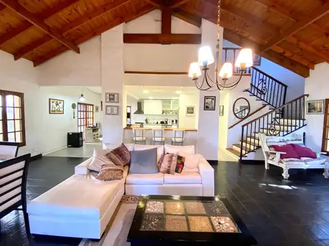Casa en Venta con 4 cocheras