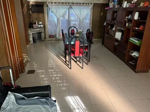 EXCELENTE CASA 5 AMBIENTES CON ESPACIOS AMPLIOS, QUINCHO, GARAGE Y LOCAL