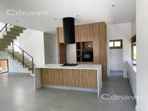 Casa en Venta con 4 cocheras