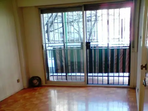2 ambientes amplios al frente c/balcon corrido