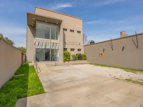 ALQUILER! IMPORTANTE EDIFICIO C/SALON, OFICINAS Y COCHERAS!