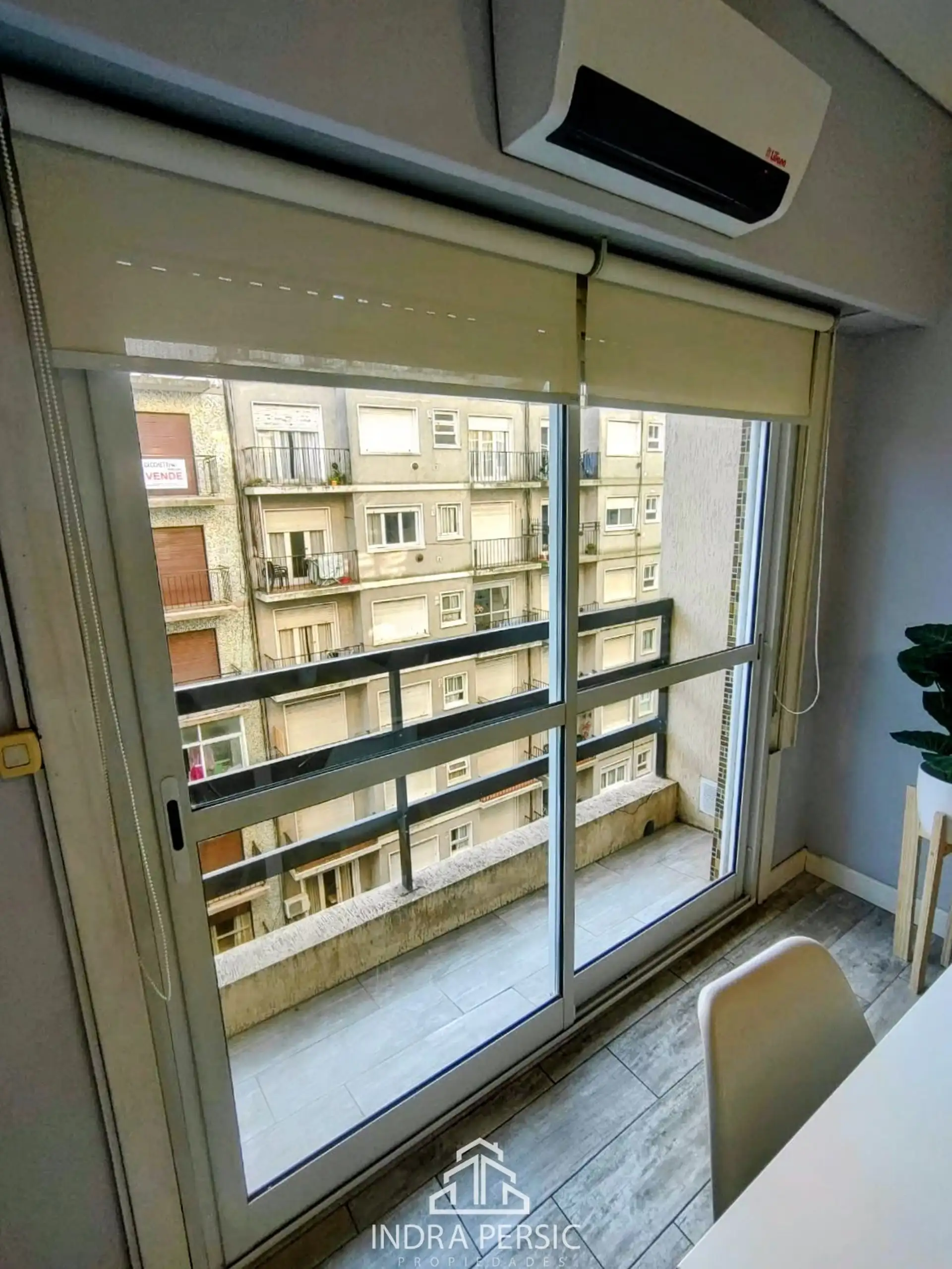Departamento 1 ambiente con balcón saliente — Plaza Colón