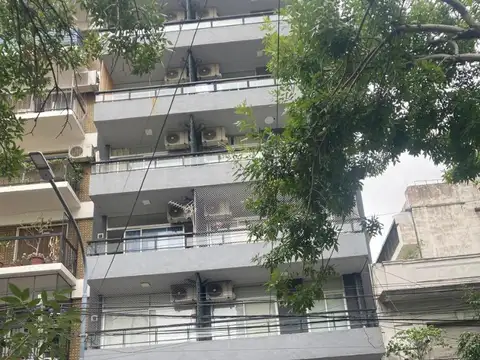 Flores- a mts de rivadavia y 4 cuadras de la estación- 1 ambiente amplio con balcon- muy luminoso