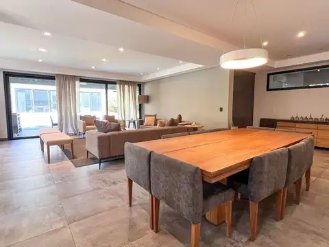 Casa 8 ambientes con 5 baños