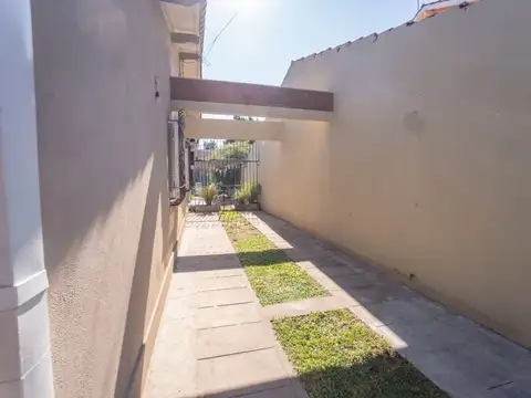 Casa venta 4 ambs, piscina, fondo libre y Cocheras