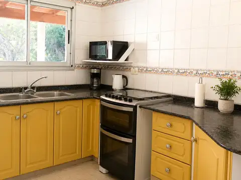 Casa 6 ambientes con 2 baños