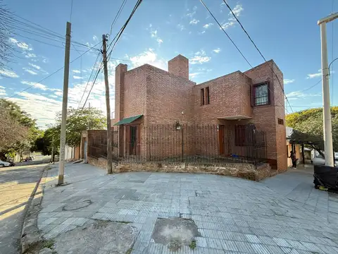 VENTA CASA 4 DORMITORIOS BARRIO SARMIENTO